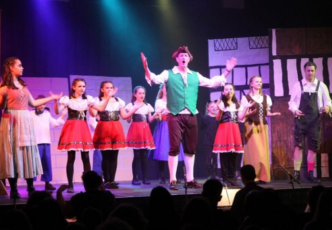 Dick Whittington - Fitzwarren leads the opening number